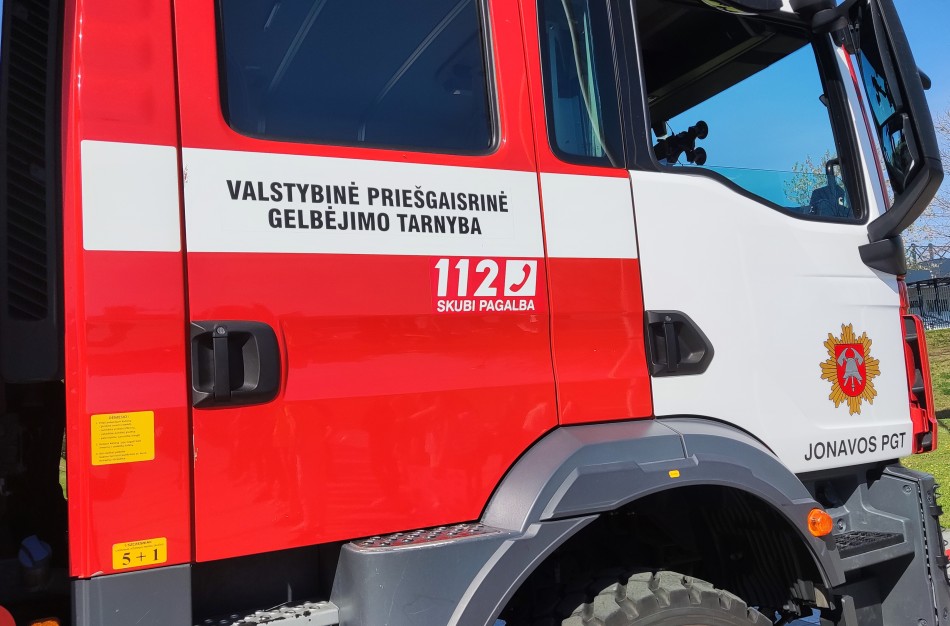 Dūmai daugiabučiuose ir degusi miško paklotė: sekmadienį ugniagesiams darbo netrūko