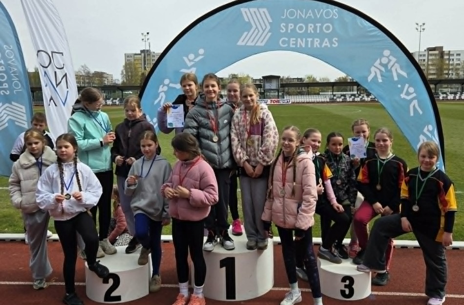 Jonavos r. mokyklų pradinukai varžėsi lengvosios atletikos trikovės varžybose
