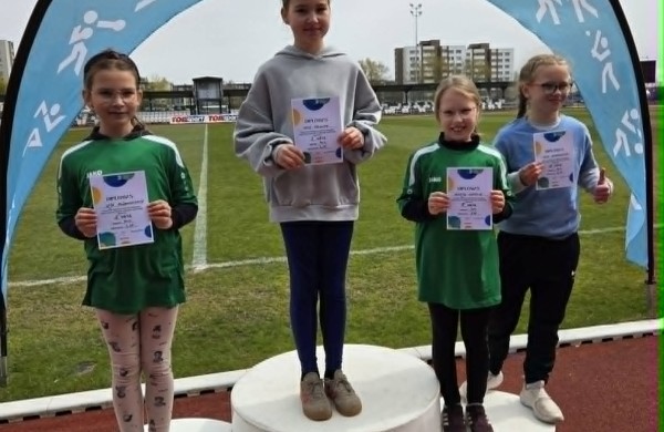 Jonavos r. mokyklų pradinukai varžėsi lengvosios atletikos trikovės varžybose