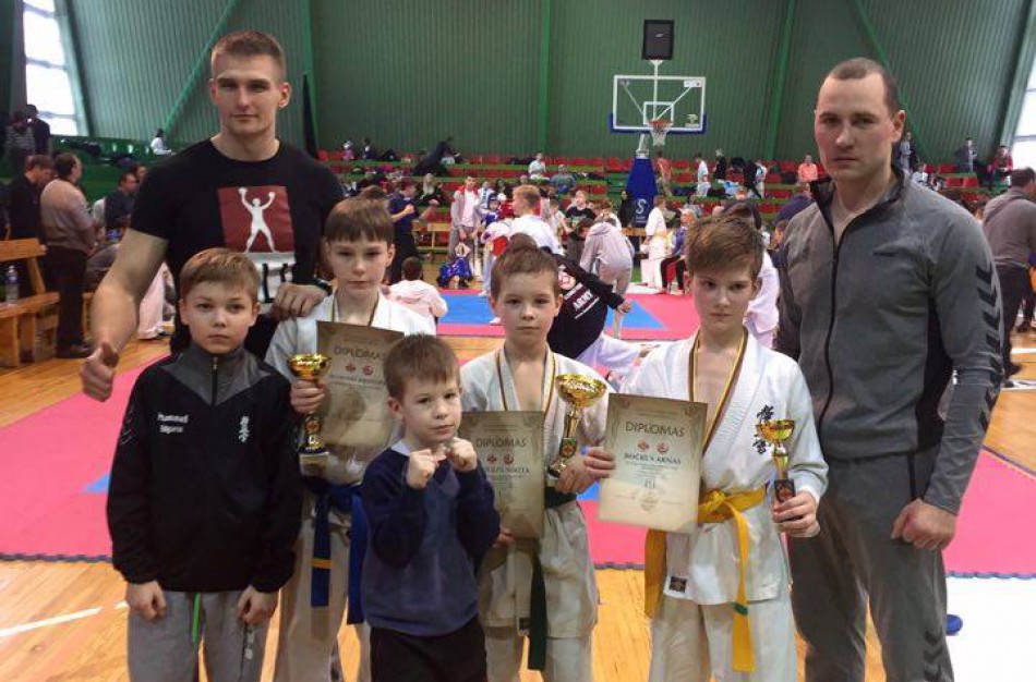 Jonavos jaunųjų kiokušin karate kovotojų medaliai