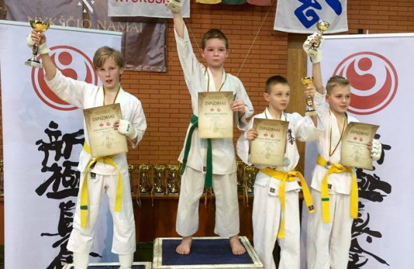 Jonavos jaunųjų kiokušin karate kovotojų medaliai