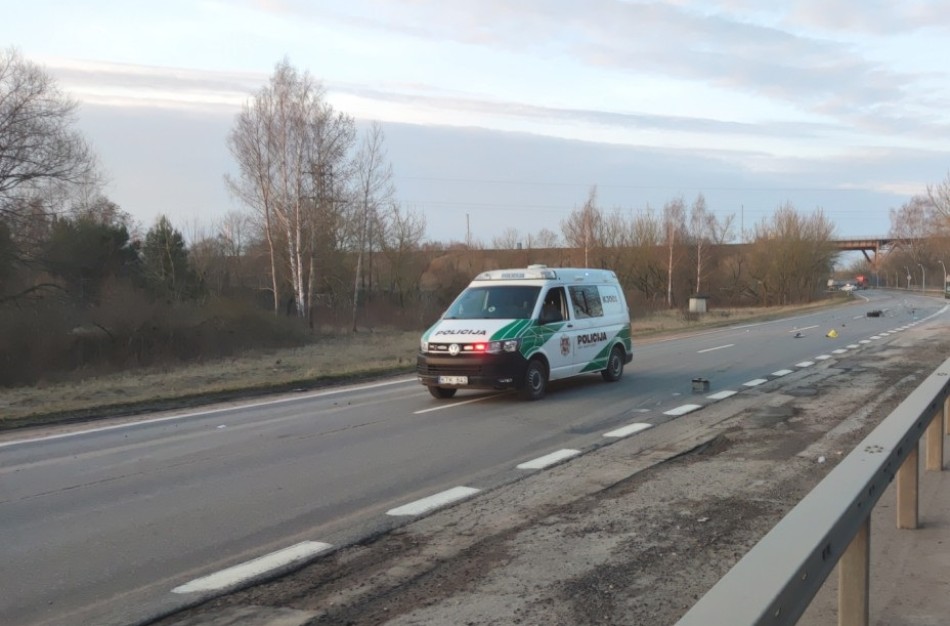 Dūmai po avarijos – tik pradžia: vairuotojo namuose kilo kita grėsmė