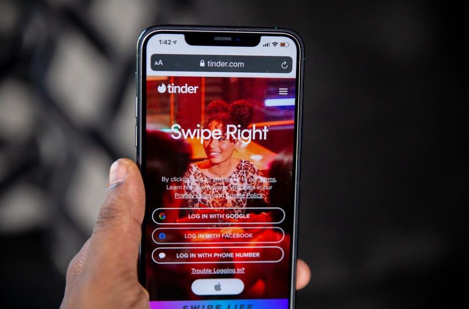 „Tik neišduokite vaikams“: ką senjorai slepia „Tinder“ programėlėje? 