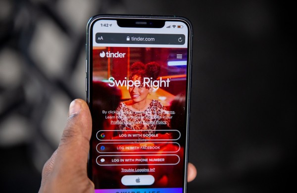 „Tik neišduokite vaikams“: ką senjorai slepia „Tinder“ programėlėje? 