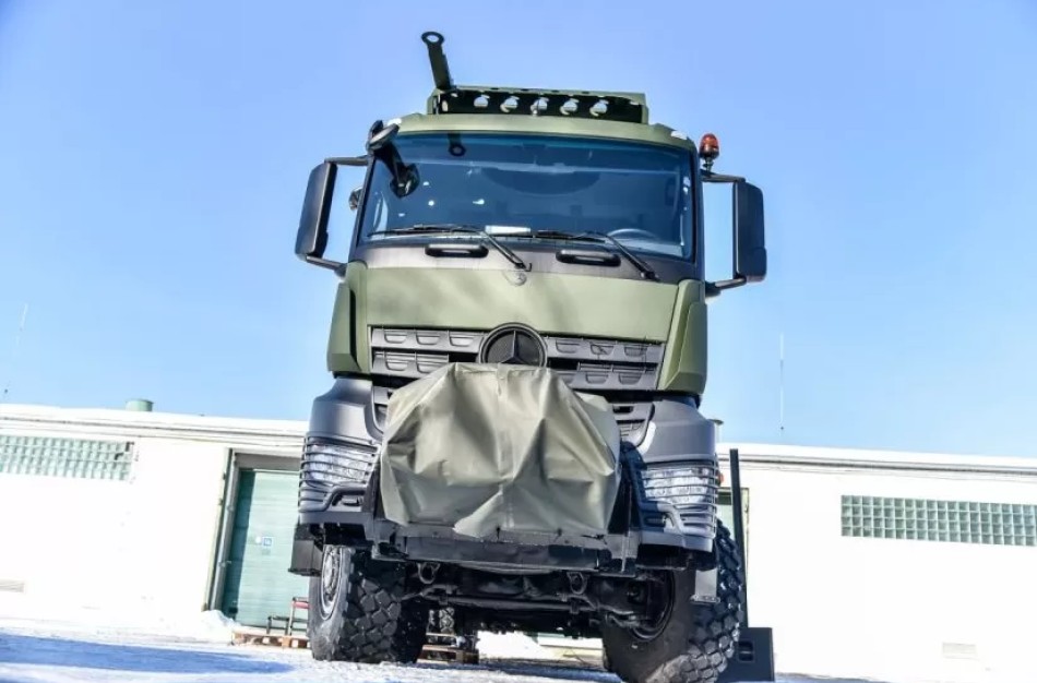Lietuvos kariuomenės transporto priemonių parką papildė sunkvežimiai ir kurovežiai