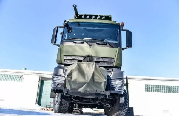 Lietuvos kariuomenės transporto priemonių parką papildė sunkvežimiai ir kurovežiai