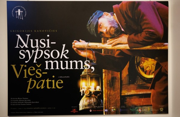 Jonavos krašto muziejuje atidaryta paroda „Nusišypsok mums, Viešpatie. Legendinio spektaklio kelionė“