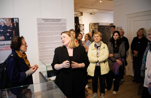 Jonavos krašto muziejuje atidaryta paroda „Nusišypsok mums, Viešpatie. Legendinio spektaklio kelionė“