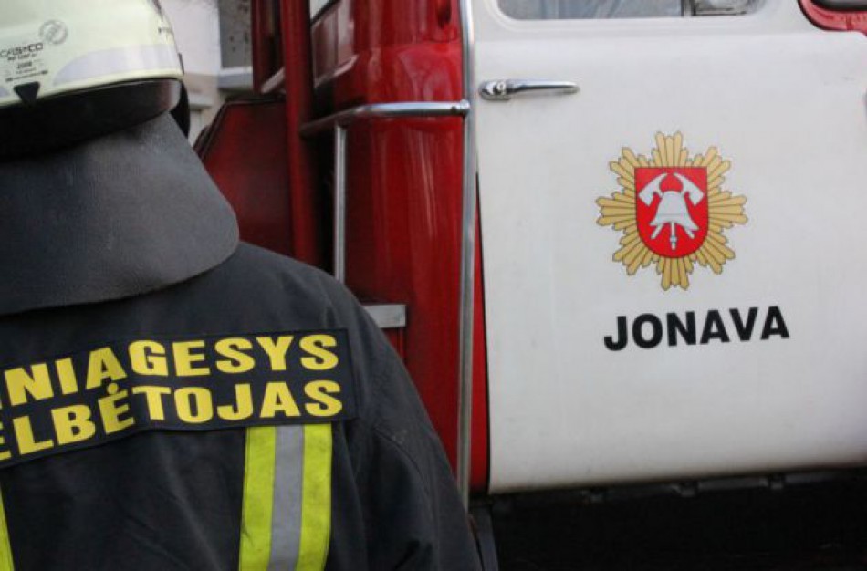 Jonavos rajone - degintos automobilių detalės ir liepsnose paskendęs automobilis