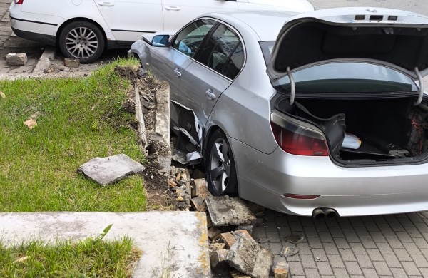 Neblaivus BMW vairuotojas Jonavoje trenkėsi į sieną ir apgadino kitą automobilį