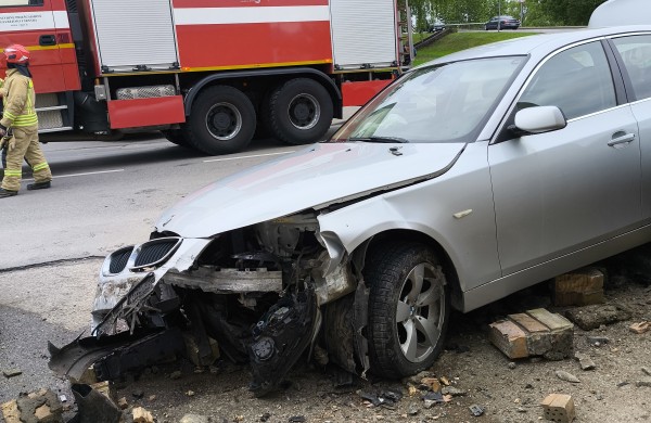 Neblaivus BMW vairuotojas Jonavoje trenkėsi į sieną ir apgadino kitą automobilį