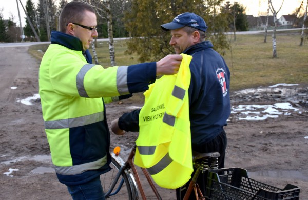 Jonavos rajone dalinti atšvaitai ir liemenės