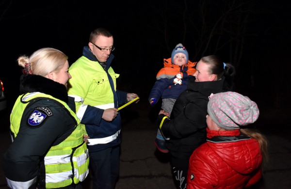 Jonavos rajone dalinti atšvaitai ir liemenės