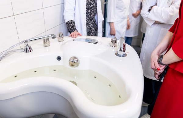 Jonavos ligoninėje – nauja moderni hidroterapijos vonia pacientų reabilitacijai