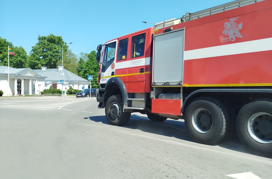 Iš buto Lietavos gatvėje veržėsi dūmai, o poligone kilo gaisro grėsmė
