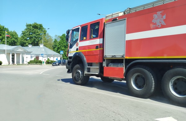 Iš buto Lietavos gatvėje veržėsi dūmai, o poligone kilo gaisro grėsmė