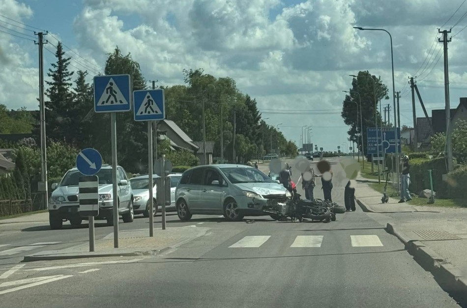 Neramus sekmadienis Jonavoje: policija registravo avarijas ir vagystę