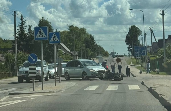 Neramus sekmadienis Jonavoje: policija registravo avarijas ir vagystę