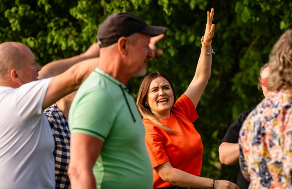 Užusaliuose skambėjo juokas ir sveikinimai: jau trečią kartą Kaimynų dienos proga susirenka pilnas kiemas kaimynų