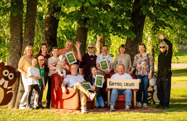 Užusaliuose skambėjo juokas ir sveikinimai: jau trečią kartą Kaimynų dienos proga susirenka pilnas kiemas kaimynų