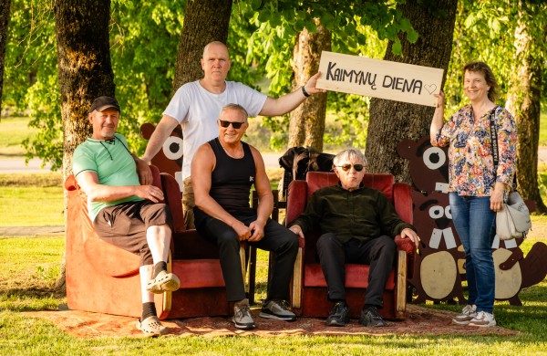 Užusaliuose skambėjo juokas ir sveikinimai: jau trečią kartą Kaimynų dienos proga susirenka pilnas kiemas kaimynų