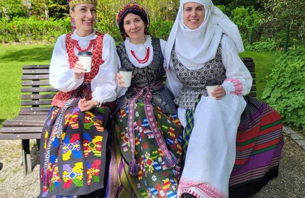 Tautadienis antrus metus kviečia puoštis tautiniu ar baltišku kostiumu