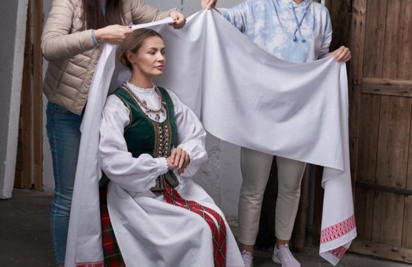 Tautadienis antrus metus kviečia puoštis tautiniu ar baltišku kostiumu