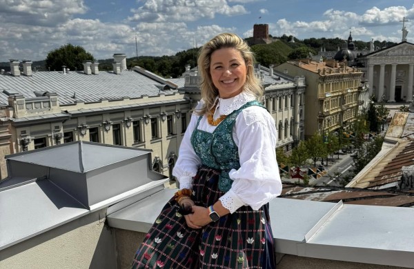 Tautadienis antrus metus kviečia puoštis tautiniu ar baltišku kostiumu