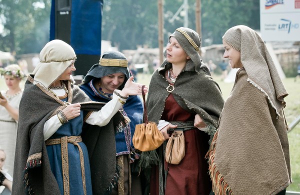 Tautadienis antrus metus kviečia puoštis tautiniu ar baltišku kostiumu