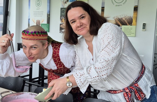 Tautadienis antrus metus kviečia puoštis tautiniu ar baltišku kostiumu
