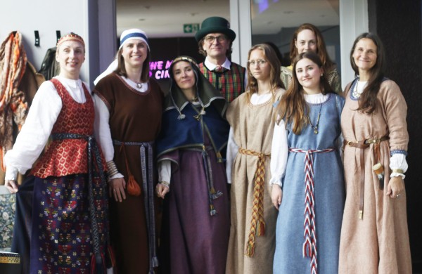 Tautadienis antrus metus kviečia puoštis tautiniu ar baltišku kostiumu