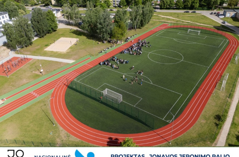 Jeronimo Ralio gimnazijos bendruomenę subūrė Sporto šventė atnaujintame stadione