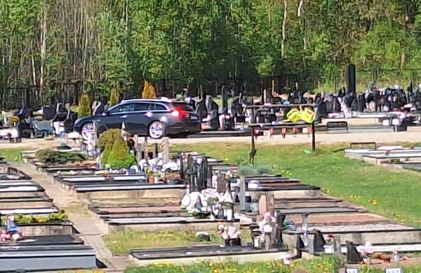 Gyventojai piktinasi automobilių eismu naujose Šmatų kapinėse, siūlo įrengti užtvarus: seniūnija žada ieškoti lėšų sprendimams