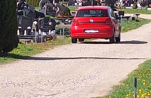 Gyventojai piktinasi automobilių eismu naujose Šmatų kapinėse, siūlo įrengti užtvarus: seniūnija žada ieškoti lėšų sprendimams