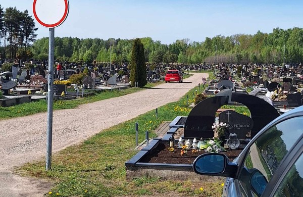 Gyventojai piktinasi automobilių eismu naujose Šmatų kapinėse, siūlo įrengti užtvarus: seniūnija žada ieškoti lėšų sprendimams