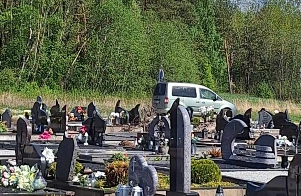 Gyventojai piktinasi automobilių eismu naujose Šmatų kapinėse, siūlo įrengti užtvarus: seniūnija žada ieškoti lėšų sprendimams