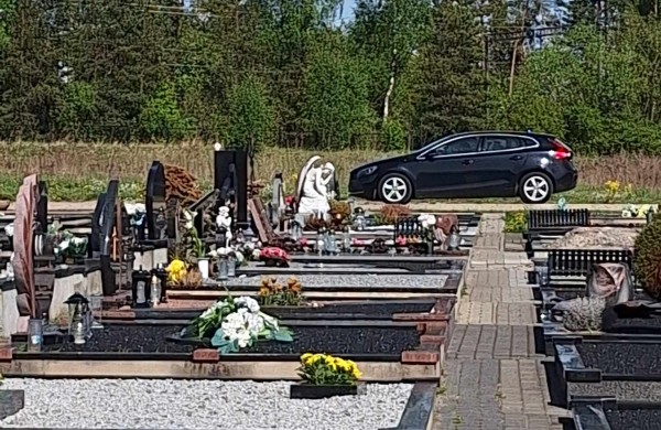 Gyventojai piktinasi automobilių eismu naujose Šmatų kapinėse, siūlo įrengti užtvarus: seniūnija žada ieškoti lėšų sprendimams