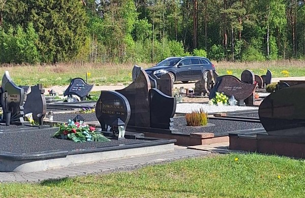 Gyventojai piktinasi automobilių eismu naujose Šmatų kapinėse, siūlo įrengti užtvarus: seniūnija žada ieškoti lėšų sprendimams