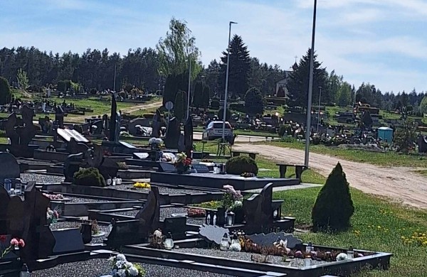 Gyventojai piktinasi automobilių eismu naujose Šmatų kapinėse, siūlo įrengti užtvarus: seniūnija žada ieškoti lėšų sprendimams