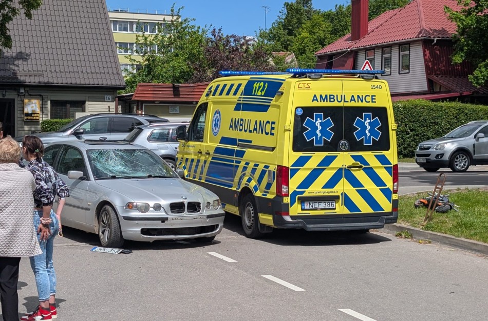 Vasario 16-osios gatvėje BMW partrenkė paspirtukininką