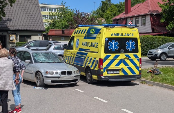 Vasario 16-osios gatvėje BMW partrenkė paspirtukininką