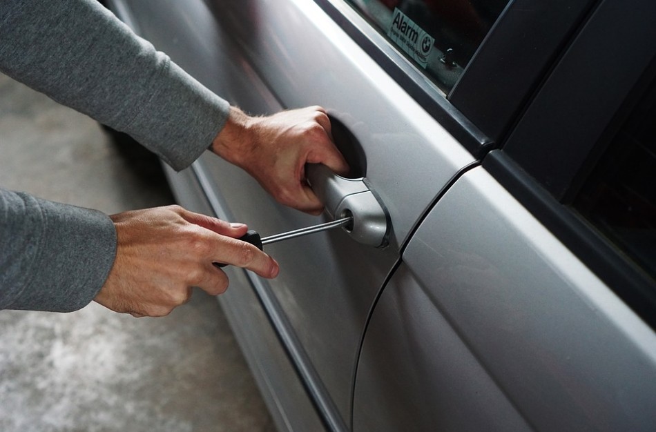 Pavogė automobilį, bet draudimas bandė nemokėti: LAT pasiuntė aiškią žinią bendrovėms