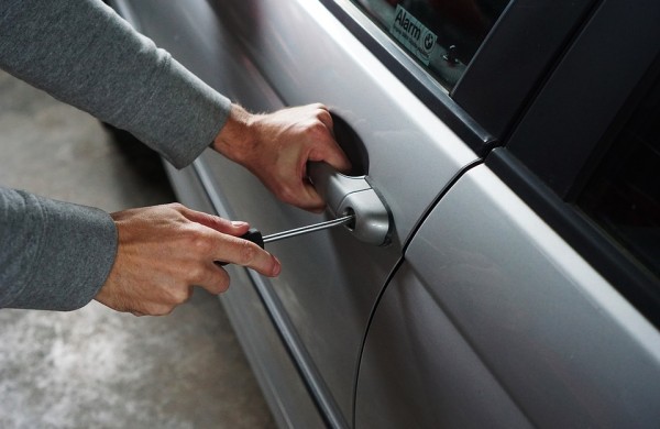 Pavogė automobilį, bet draudimas bandė nemokėti: LAT pasiuntė aiškią žinią bendrovėms
