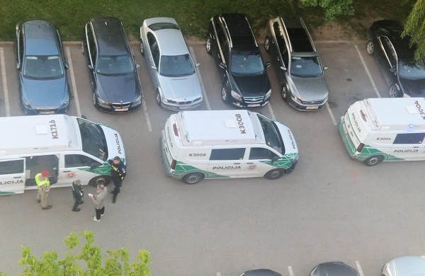 Prie Chemikų gatvės daugiabučio - gausios policijos pajėgos ir kinologai