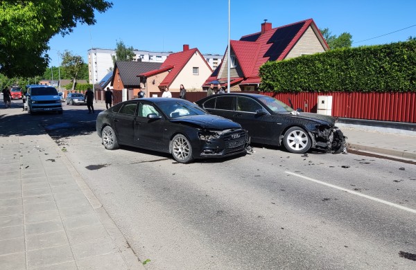 Kauno gatvėje susidūrė BMW ir Audi