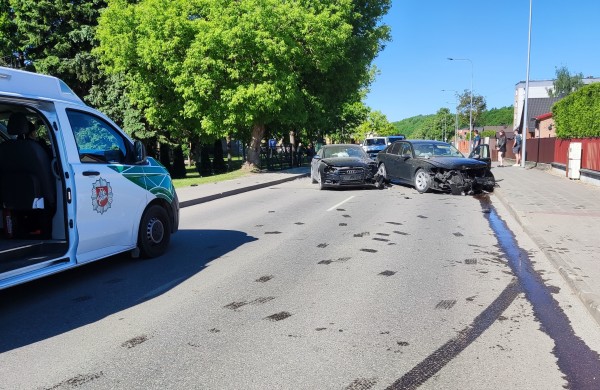 Kauno gatvėje susidūrė BMW ir Audi