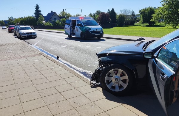 Kauno gatvėje susidūrė BMW ir Audi