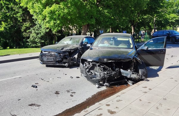 Kauno gatvėje susidūrė BMW ir Audi