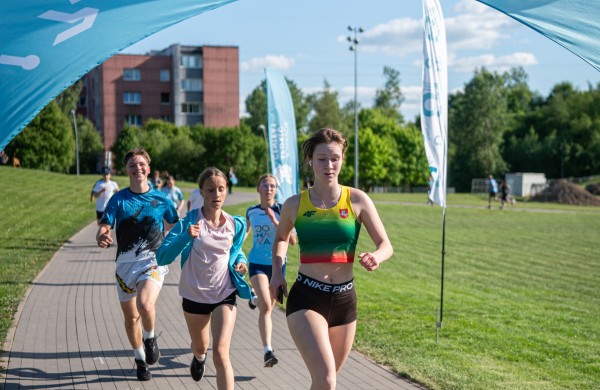 Jonavoje - tradicinis Olimpinės mylios bėgimas su olimpiečiu K. Bauža 