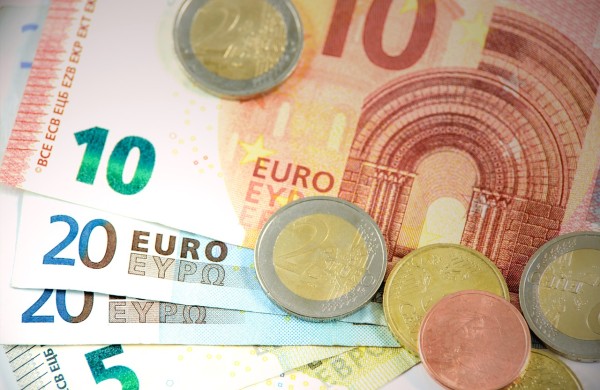 Seimo nariai siūlo referendumu spręsti dėl teisės atsiskaityti grynaisiais pinigais apsaugos Konstitucijoje